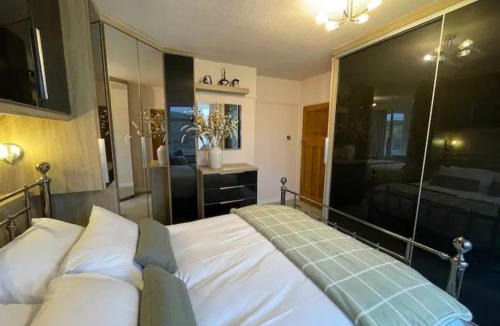 Padfield House | Panoramic Peak Views 3 Bed Log Burner Walks from Door