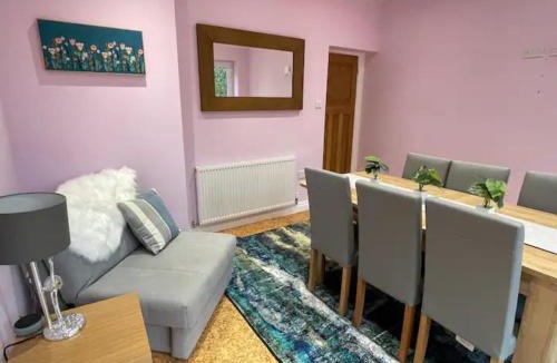 Padfield House | Panoramic Peak Views 3 Bed Log Burner Walks from Door