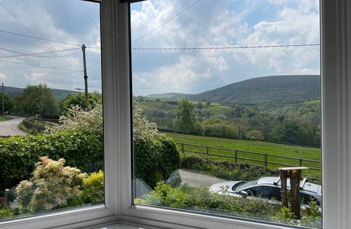 Padfield House | Panoramic Peak Views 3 Bed Log Burner Walks from Door