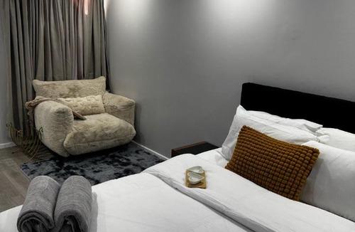 Laindon Apartment | Paramount Luxe Loft- 3 bedrooms, 4 beds cosy home