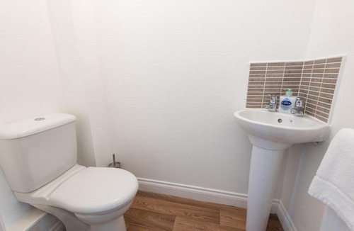 Billingham Apartment | Park View - Stunning 2 bedroom house, both en-suite, 2 parking