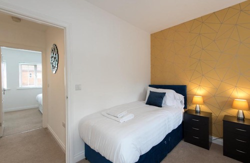 Billingham Apartment | Park View - Stunning 2 bedroom house, both en-suite, 2 parking