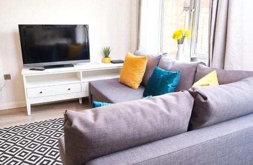 Cribbs Causeway Apartment | Parkway House - Modern with great transport links