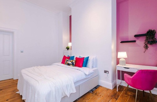 Hull Old Town Apartment | Parliament St Apt 2 - Central Hull - Sleeps 4