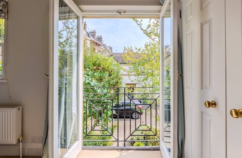 Upper Town House | Pass the Keys | Central Mews house with parking