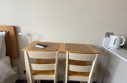 St. Margarets and North Twickenham Apartment | Pass the Keys Modern Elegant Studio 20 Minutes to Central London