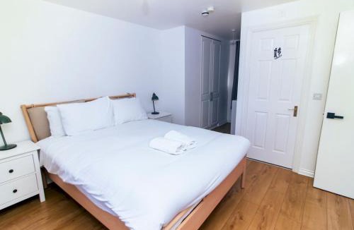 Hatfield House | Pass the Keys Spacious 4-Bedroom Home Prime Hatfield Location