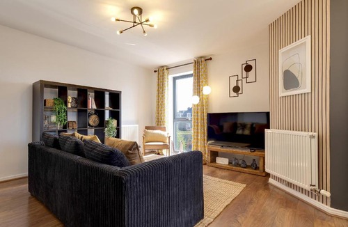 Girton Apartment | Pass the Keys Spacious and Modern Flat with own Car Park