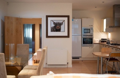 Partick Apartment | Pass the Keys | Spacious Family 2-bed GF Sleeps 6 with Parking