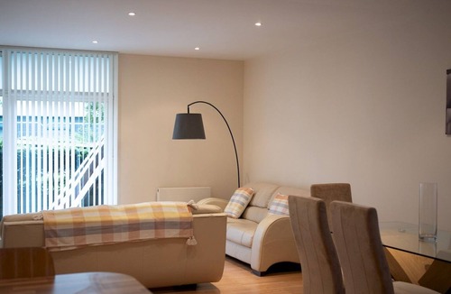 Partick Apartment | Pass the Keys | Spacious Family 2-bed GF Sleeps 6 with Parking