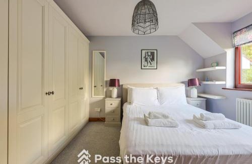 Maidenhead House | Pass the Keys Spacious Family Home - With Parking Garden