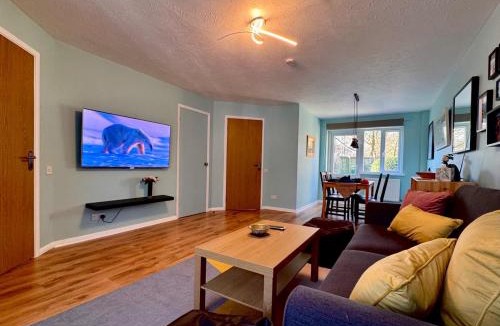 Bath House | Peaceful 2 Bed Home with Parking Fast WIFI Easy Stress-Free Access to Bath