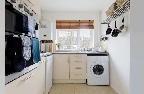 Larkhall Apartment | Peaceful 2BDR Flat in Serene Clapham Cul de Sac