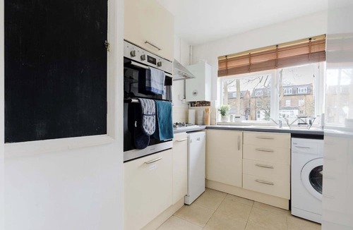 Larkhall Apartment | Peaceful 2BDR Flat in Serene Clapham Cul de Sac
