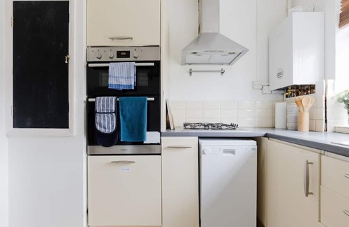Larkhall Apartment | Peaceful 2BDR Flat in Serene Clapham Cul de Sac