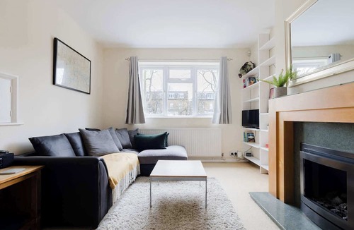 Larkhall Apartment | Peaceful 2BDR Flat in Serene Clapham Cul de Sac
