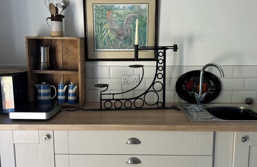 Par Apartment | Peaceful Cornish Hideaway with hot tub. Sea views from our hilltop garden.