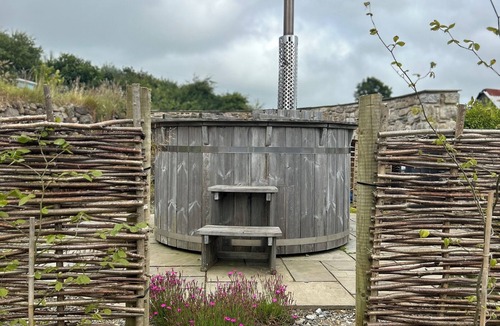 Par Apartment | Peaceful Cornish Hideaway with hot tub. Sea views from our hilltop garden.