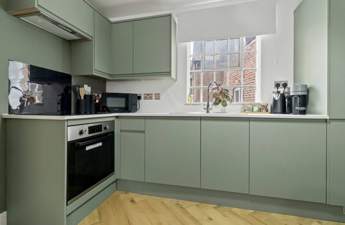 Worcester Apartment | Pear Tree - BRAND NEW Stylish City Centre Apartment - Sleeps 3