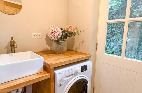 Whitsbury House | Pear Tree Cottage Thatched 4 Bed Luxury Home with Hot Tub