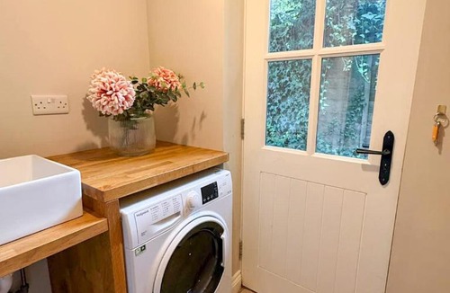 Whitsbury House | Pear Tree Cottage Thatched 4 Bed Luxury Home with Hot Tub