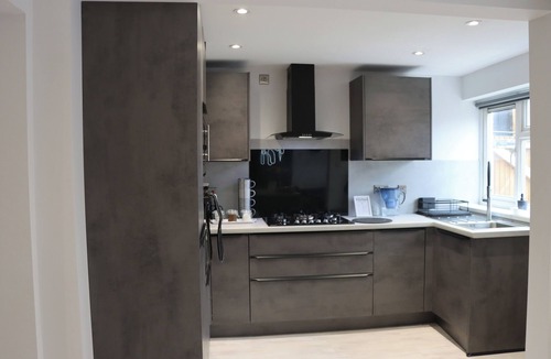 Bilston House | Perfect 3 bedroom home - Contractors & Families