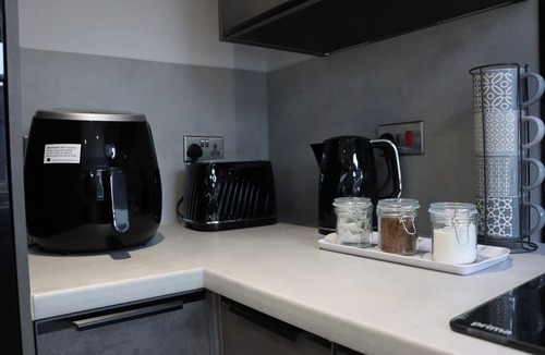 Bilston House | Perfect 3 bedroom home - Contractors & Families