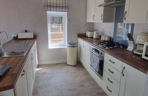Arnold House | Pet Friendly 2-bed Luxury Lodge in Routh w/Hottub