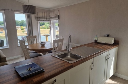 Arnold House | Pet Friendly 2-bed Luxury Lodge in Routh w/Hottub