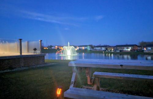 Arnold House | Pet Friendly 2-Bed Luxury Lodge in Routh w HotTub