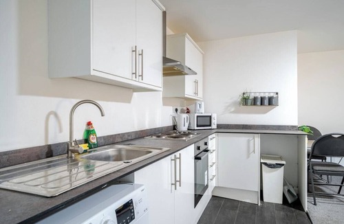 Ilkeston Apartment | Pet-Friendly Studio with Free Parking