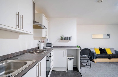 Ilkeston Apartment | Pet-Friendly Studio with Free Parking