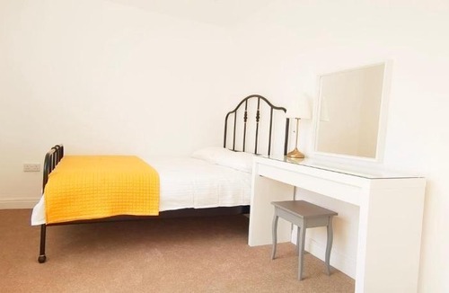 Carshalton Central Apartment | Phlox Garden