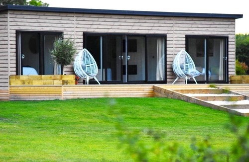 Hawton Cabin | Phoenix Lodge - 2 ensuite bedrooms, lakeside view