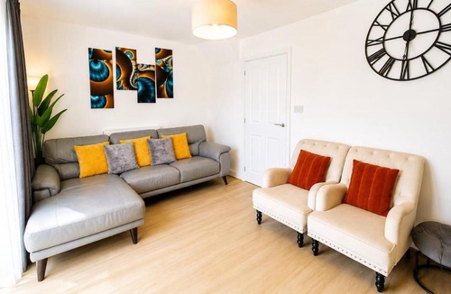 Stonnall House | Plane View Villa - Stylish Home in Stechford, Birmingham, Free Parking