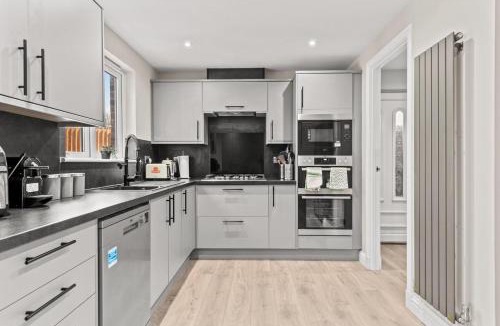 Falkirk House | Polmont Haven: Spacious 4- Bedroom Retreat