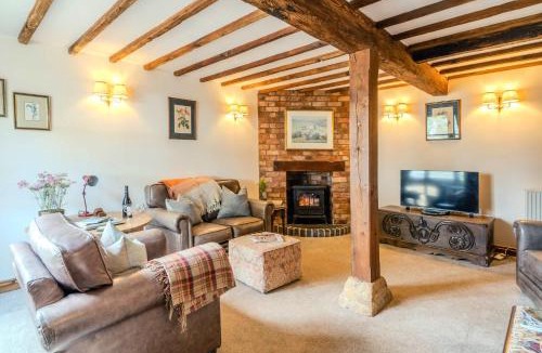 Mangotsfield House | Poplar Cottage - Historic Barn in Dumbleton