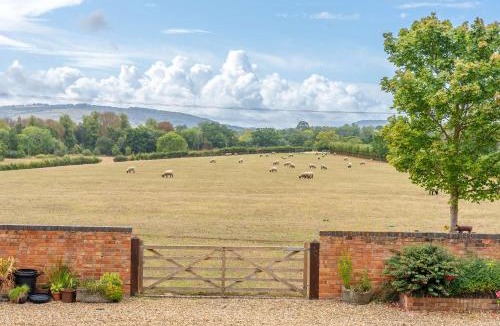 Mangotsfield House | Poplar Cottage - Historic Barn in Dumbleton
