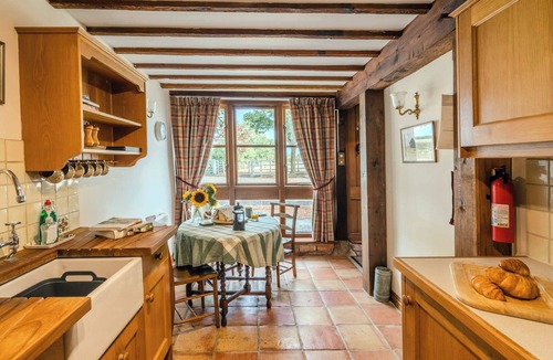 Mangotsfield House | Poplar Cottage | Sleeps 3 | Near Broadway