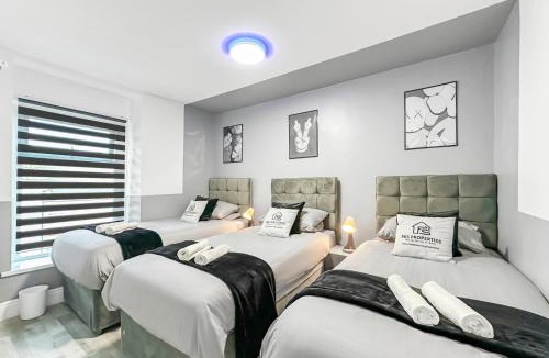 Rhondda House | Practical Professional Pad w Balcony & Pool Table