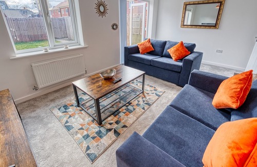 Seisdon House | Premium Contractor Accom: Modern 4 Bedrm House, Tyseley B11. Parking, Sleeps 10