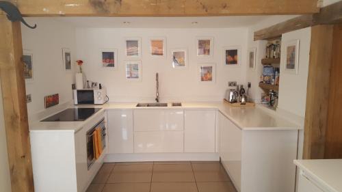 Haslemere House | Prestwick Oak - 2 Kingsize Ensuite SLEEPS 6 - Openplan Contemporary - Rural - Garden