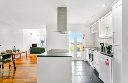Sidmouth House | Pristine 2BR Holiday Chalet Near Sidmouth - Sleeps 4