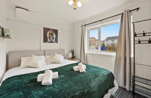 Patchway Apartment | Private 2Bed-Parking & Garden-By FabAccommodation