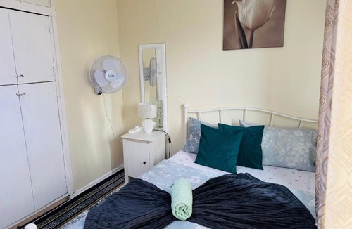 Bloxwich House | Private Double Room Near Birmingham Airport & NEC with Free Parking