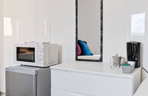 St. Thomas Apartment | Private En-Suite Studio with TV, Fridge & Free Parking