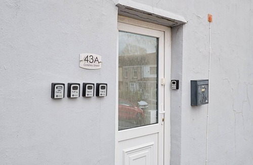 St. Thomas Apartment | Private En-Suite Studio with TV, Fridge & Free Parking