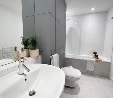 Partick House | Private room and bathroom in shared flat with parking