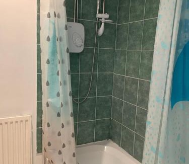 Reading House | Private Rooms with Shared Bathroom Bus Stop 8 Mins Away