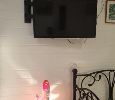 Hanger Hill Apartment | Private Studio Extension with Bathroom and Kitchen